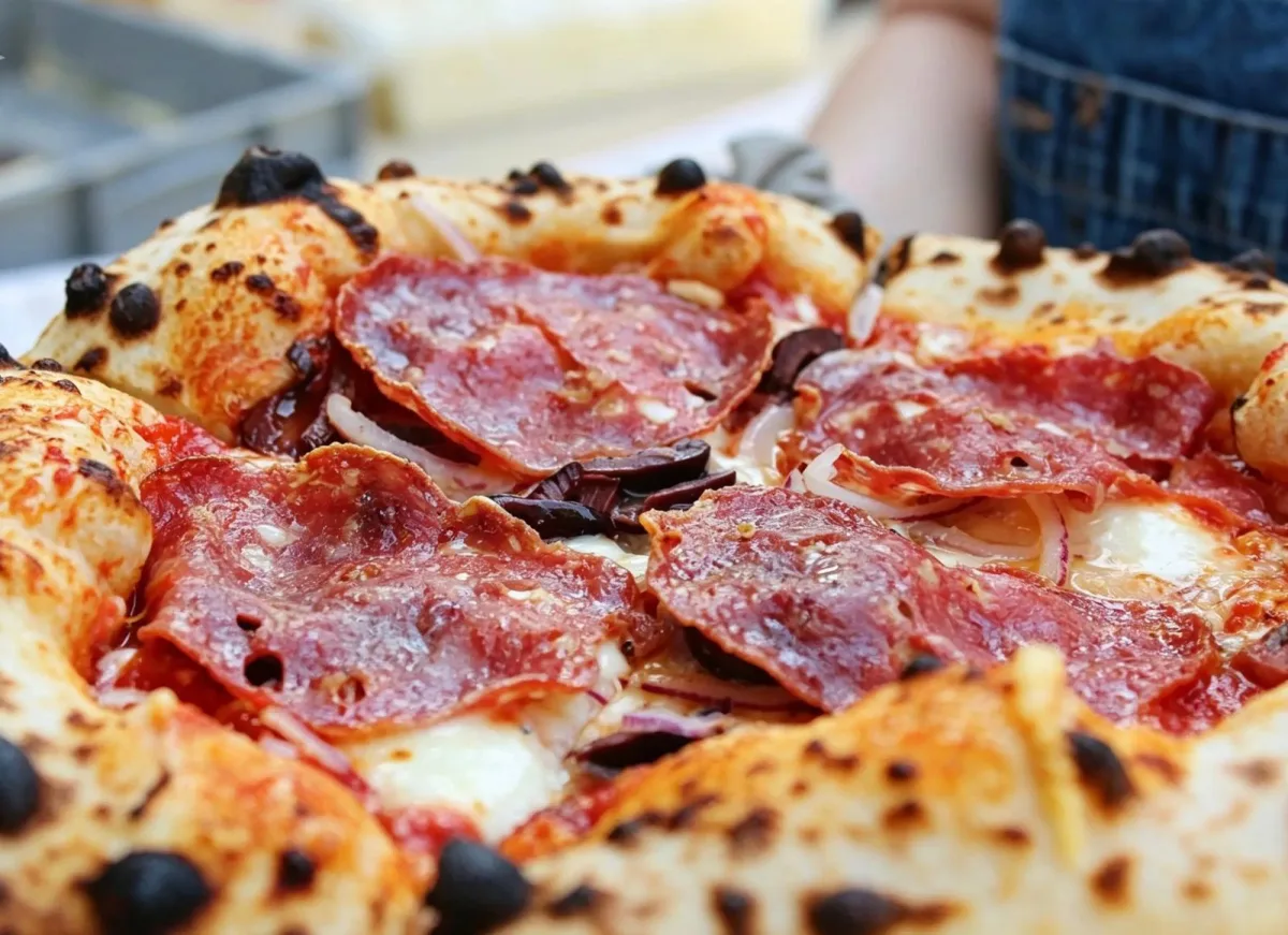 Frische Sauerteigpizza direkt aus dem Ofen