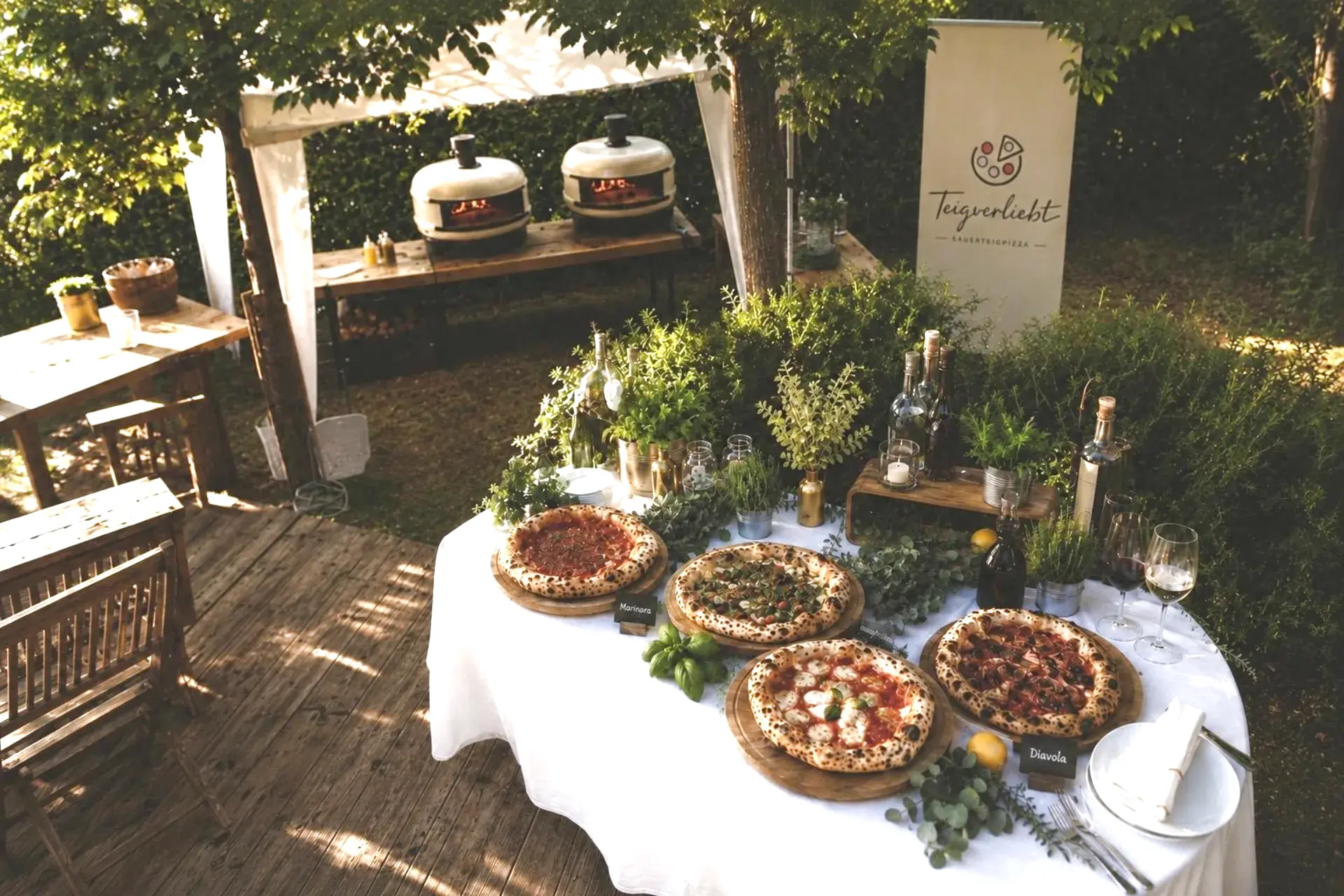 Teigverliebt-Catering im Garten mit Ofen und Tisch